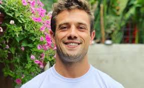 De acordo com postagem no perfil oficial do instagram de rafael, ele sofre de uma miocardiopatia hipertrófica congênita (uma doença cardíaca. Com Varias Novelas Na Globo Rafael Cardoso Vira Vendedor E Surpreende Os Clientes Rd1
