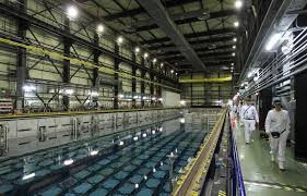 Surete Nucleaire Greenpeace Epingle La Fragilite Des Piscines A Combustible Qui Ressemblent A Des Hangars Agricoles