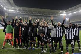 Haftasında şampiyonluk yarışını yakından ilgilendiren mücadelede galatasaray ile beşiktaş karşı karşıya geldi ve dev derbiyi. 10 Men Besiktas Break 15 Year Kadikoy Spell Against Fenerbahce With 4 3 Victory Daily Sabah