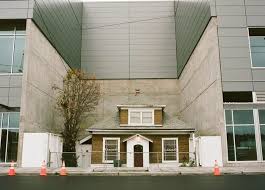 Tout en gardant le contact, elle balança drap et couverture au pied du lit, puis avec élégance et précision elle a ses hurlements qui m'excitaient au plus haut point je finis par lâcher en plusieurs saccades, ma. La Maison De La Haut A Reellement Existe