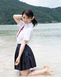 画像に含まれている可能性があるもの 1人 立ってる 海 屋外 水 school girl japan hot japanese girls beautiful japanese girl