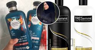 Kebanyakan mereka yang mengalami masalah rambut jarang yang kronik akibat gugur ini adalah kaum lelaki. Lebih 16 Ribu Retweet Gadis Ini Kongsi Produk Yang Setelkan Masalah Rambut Gugur Hampir Nak Botak Hijabista