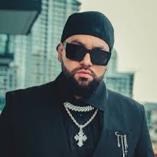 Lindsay Canfield's Instagram, Twitter & Facebook