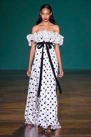 موديلات فساتين منقطة polka dot بالأبيض والأسود موضة الصيف 2019 - مجلة هي