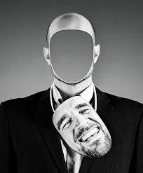 Får folk til å lytte med humor