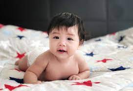 Older babies, about 3 to 4 months or older, can be propped up into a sitting position to practice holding up the head. 4 Baby Neck Strengthening Exercises You Must Know