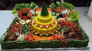 Indonesian Called This Nasi Tumpeng Rice With Coconut Milk And Saffron And Various Side Dish Such As Perkedel Fried Ma Seni Makanan Ayam Panggang Makanan