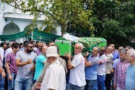 Yakın arkadaşı zeki alasya'nın cenazesine katılmak için levent camii' ne gelen ünlü oluncu aydemir akbaş isyan etti. Aydemir Akbas Defnedildi Akyazi Haber Akyazi Nin Bir Numarali Haber Sitesi