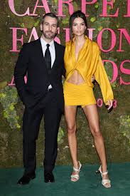 Latest emily ratajkowski news on blurred lines model's instagram posts, diet and makeup tips plus more on boyfriend jeff magid and movies like gone girl. Emily Ratajkowski Starportrat News Bilder Gala De