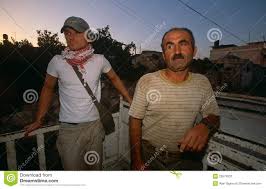 Entre tantos temas, contou sobre a relação com a autoridade nacional palestina e deu um dado. Um Voluntario Do Ismo E Um Homem Palestino Fotografia Editorial Imagem De Sismo Local 25575937