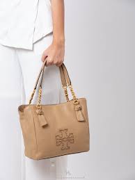 While some tableware, as well as the spring meadow glasses, may look familiar to fans of the brand, other components are decidedly different—including 50 antique and vintage objects sourced from around. Ø¨Ø­Ø¬Ù… Ù…Ø³Ø­ ÙŠØ´Ø¨Ù‡ Ø§Ù„Ø­Ø±Ø¨ Tory Burch Leather Harper Tote Empreinteduvoyageur Com