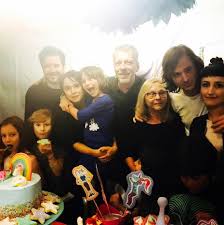 Com Murilo Benício e ex, Débora Falabella festeja aniversário da filha -  07052017 - UOL TV e Famosos