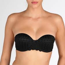 L'entrecroisement et les bretelles en trois parties forment un jeu graphique. Soutien Gorge Bandeau Noir Marie Jo Lemon Curve