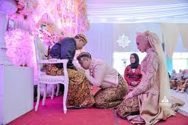 Upacara sungkeman awujud penganten kekalih sungkem nyuwun pangestu marang wong tuwa kekalih. Sungkeman Bahasa Jawa Cara Golden