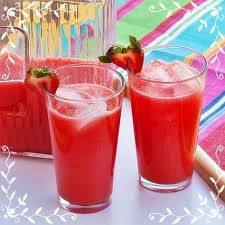 Sayfamizda Cilekli Limonata Tarifi Cilekli Limonata Yapimini Bulabilir Sosyal Aglarda Paylasabilir Bu Nefis T Cilekli Limonata Limonata Meyve Suyu Karisimlari