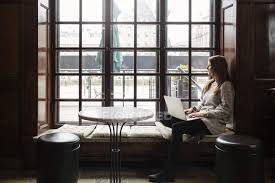 Downloaden sie kostenlose 859 offenes fenster stock illustrationen vektoren clipart oder zu erstaunlich niedrigen preisen. Frau Benutzt Laptop Beim Blick Durchs Fenster Suchen Tagsuber Stock Photo 145099719