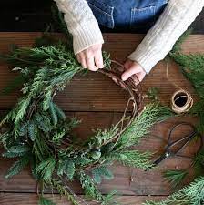 tout ce qu on peut faire avec des branches de sapin ladecodekatia christmas wreaths to make christmas wreaths christmas diy