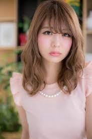 どんな顔の型にだって 小顔効果120 の前髪がある 顔型別のok ngバングでもっとかわいくなれる 丸顔 面長 逆三角型 ホームベース型 に合わせた前髪を作って小顔詐欺しちゃおう セミロング パーマ パーマ ファッションヘアスタイル