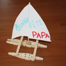 Un Bateau En Pinces A Linge Pour La Fete Des Peres Fete Des Peres Travaux Manuels Fete Des Peres Idee Fete Des Peres