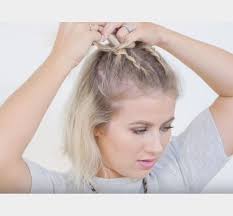 Chignon désordonné chignon tressé tuto coiffure rapide/facile à faire cheveux longs. Coiffure 5 Tutos Faciles De Tresses Pour Les Coupes Au Carre Terrafemina