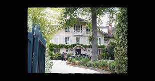 Laeticia hallyday, le roc de johnny pendant vingt ans. Propriete De Laeticia Et Johnny Hallyday A Marnes La Coquette Purepeople