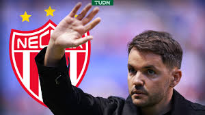 Tarjeta amarilla. El árbitro amonesta a Omar Arellano de Herediano