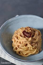 Misto aromi per pasta in una padella mettere l'olio extravergine di oliva biologico, l'aglio ed i pomodori secchi bio (quelli usati in questa ricetta sono i pomodorini ciliegini bio essiccati al sole dall'azienda agriblea), far appassire. Spaghetti Con Pesto Di Noci E Pomodori Secchi