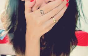 Looove The Tiny Black Heart On Her Finger With Her Candy Apply Red Nails And The Yellow Gold Band Heart Tattoo On Finger Small Tattoos Small Heart Tattoos