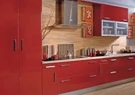 Cocina con barra ovalada lo que permite una circulación fluida entre ambientes, los taburetes son metálicos que combinan muy bien con la madera en un fondo de pared color negro ayuda a resaltar los materiales como la madera y el blanco de los muebles de cocina. Muebles De Cocina Comprar Cocina En Sevilla Muebles Sarria