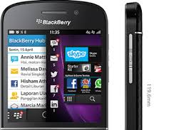 Blackberry 10 can run android apps, therefore it can install android version of opera. Daii Omm
