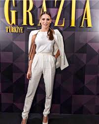 Instyle mayıs sayımıza konuk olan serenay sarıkaya ile yarış pistinde eğlenceli bir çekim gerçekleştirdik. Serenay Sarikaya Celebrity Outfits Turkish Women Beautiful Urban Outfits