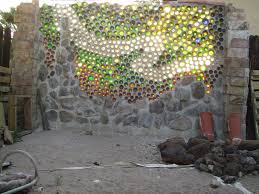 Pin Von Waltraud Krois Auf Steinmauer Weinflaschenwand Flaschenwand Glasflaschen