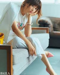 きちんと感も女らしさもほしいなら 白セットアップにピンクを投入 2018 6 22のコーデ baila 女らしさ ピンク ファッション