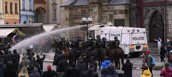 Tisíce lidí se odpoledne sešly na staroměstském náměstí v praze na demonstraci, kterou svolal… Demonstrace V Praze Bitky S Policii I Raneni Pravy Prostor