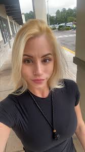 Selena Gomez went blonde and I'm obsessed with it!!! I need to go color my  hair now. 🤩