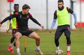 كأس العالم للأندية 2021 هي النسخة الثامنة عشر من نسخ كأس العالم للأندية، وهي بطولة أندية كرة قدم دولية ينظمها الاتحاد الدولي لكرة القدم (الفيفا)، بمشاركة أبطال الاتحادات القارية الستة، وكذلك بطل الدوري الوطني من البلد المضيف. Ø§Ù„ÙˆØ¯Ø§Ø¯ Ø§Ù„Ø¨ÙŠØ¶Ø§ÙˆÙŠ ÙŠØ³ØªØ¹ÙŠØ¯ Ø§Ù„Ù…ÙˆØ¯Ù† ÙˆÙƒÙˆÙ…Ø§Ø±Ø§ ÙˆØ§Ù„Ø­Ø³ÙˆÙ†ÙŠ