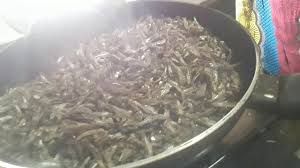 Jinsi ya kupika/how to cook 1.weka mafuta jikoni yapate moto vizuri bring the oil to maximum heat 2.weka kamba utawaona wanabadilika rangi kuwa ya dhahabu add the shrimps you will see them turn to gold 3.waache kwa dakika 3 tu kisha wageuze kwa kuwachanganya leave them for 3 minutes then turn the shrimps upside down by mixing them Mapishi Ya Omena Sagas Ya Nyota Ndogo Youtube