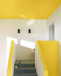 Marquez Les Volumes Et Ensoleillez La Cage D Escalier Avec Une Peinture Jaune Petillante Idee De Decoration Decoration Escalier Decorations Faciles