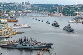 На 16 парадных бочках в главной бухте владивостока у золотого моста в честь дня вмф. Morskoj Parad V Chest Dnya Vmf Sostoyalsya Vo Vladivostoke Obshestvo Rbk