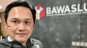 Potret Nyeleneh Vincent Desta Pakai Helm di Atas Mobil Bak Terbuka