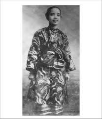 Bagi wanita bangsawan yang berketurunan minangkabau, pakaian baju kurungnya diperbuat daripada kain baldu bersulam benang emas yang bertatahkan labuci. Baju Kurung Teluk Belanga Women 1910s Source National Archive Download Scientific Diagram