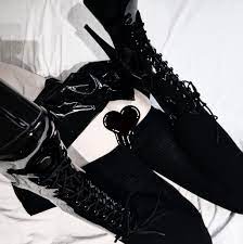 Rusty Fawkes в X: „What about a goth Rusty showing off some shoes? 🖤  #gothgf #Gothicc #LatexCosplay https://t.co/UKAtNEAQcm“ / X