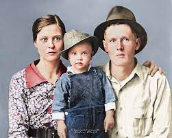 2 year-old Elvis Presley with his parents, 1937. (640x800) (colorized)  Original in the comments. : r/HistoryPorn