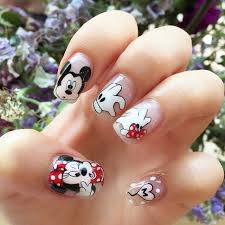 Son super populares las uñas con flores, y es un dibujo que combina con las niñas, mira estos diseños de uñas decoradas para niñas con flores. Pin De Nombre Apeido En Cute Nails Unas Disney Como Hacer Unas Postizas Arte De Unas Disney