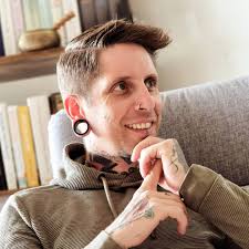 Ab jetzt wird es jede Woche einen neuen Podcast geben mit interessanten  Menschen. Hört jetzt schon einmal vorab in die erste Folge rein. Zu Gast  ist Thomas Denz