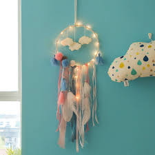 La chambre ado fille moderne doit être décorée avec style et en fonction des envies et des préférences de votre enfant. Dreamcatcher Deco Chambre Ado Fille Makramee Baby Room Decor Wind Chimes Lace Girls Bohemian Decoracion Pared Clouds Feather Wind Chimes Hanging Decorations Aliexpress