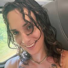 Spring has SPRUNG!!!!!!!!!!! Tulips and daffodils are blooming, my  allergies are all outta wack, and my curly hair is making a comeback. Big  moves.