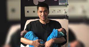 Klik sini atau pada tajuk untuk terus membaca. Dr Sheikh Muszaphar Timang Anak Kembar Di Hari Lahir Iluminasi