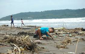 Sebagian masyarakat sudah sadar membuang sampah pada tempatnya. 5 Pantai Terkotor Di Indonesia Ada Pantai Paling Terkenal Di Dunia
