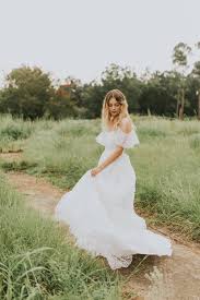 10 Light Airy Dresses For Your Summer Wedding Intimate Weddings Small Wedding Blog Diy Wedding Ideas For Small And Intimate Weddings Real Small Weddin Bohemian Wedding
